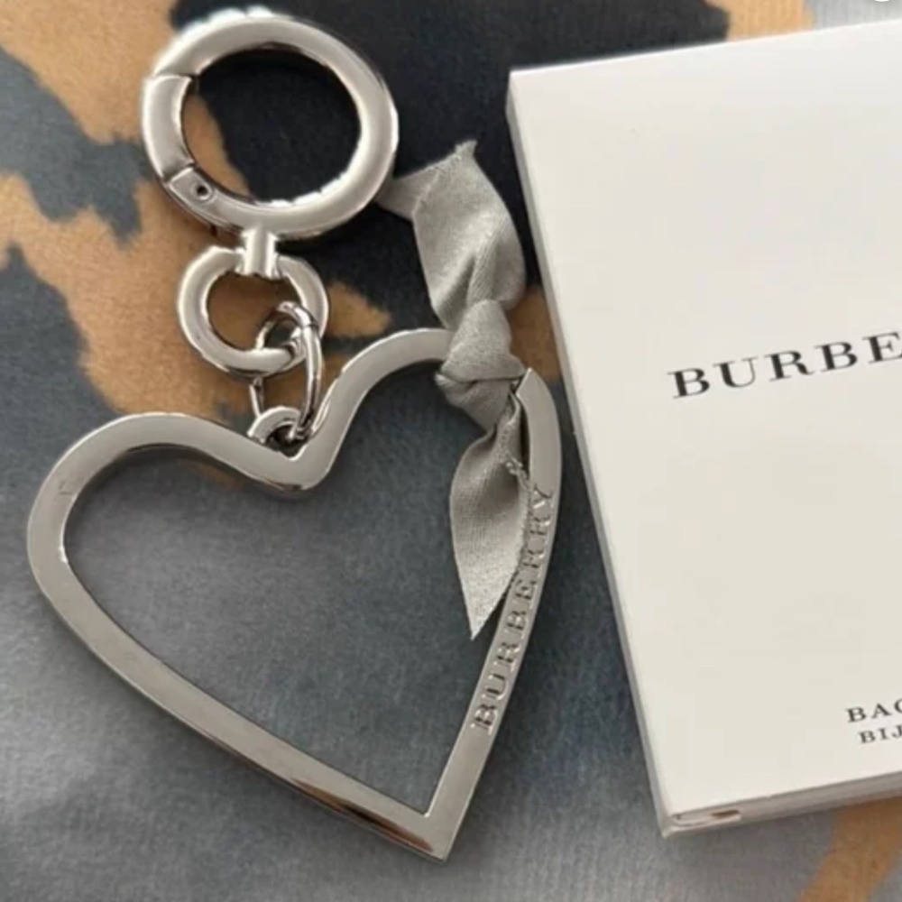 Burberry Heart Keychain NIB - Picture 2 of 3